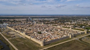 Aigues-Mortes duvarlı şehir Fransa'da havadan görünümü