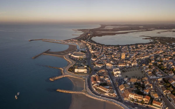 Flygfoto över Saintes-Maries-de-la-Mer stad — Stockfoto