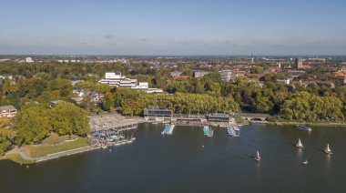 Münster, Almanya - 14 Ekim 2017: Aasee gölde Muenster, Kuzey-Ren Vestfalya havadan görünümü