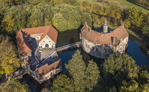 LUDINGHAUSEN, ALEMANIA - 14 DE OCTUBRE DE 2017: Vista aérea del castillo amarrado Vischering en Renania del Norte-Westfalia — Foto de Stock