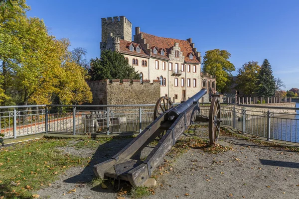Flechtingen vodní hrad kanónem v popředí v Sasku-Anhaltsku — Stock fotografie