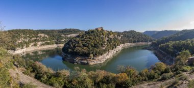 Görünümü bir Benedictine Manastırı Sant Pere de Casserres ve nehir Ter bend