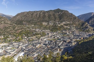 Andorra La Vella, Andorra - 28 Ekim 2017: Andorra la Vella, Andorra Prensliği başkenti havadan görünümü