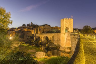 Besalu Antik şehir Ortaçağ Bridge'de