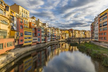 Girona Onyar Nehri'nin renkli evler