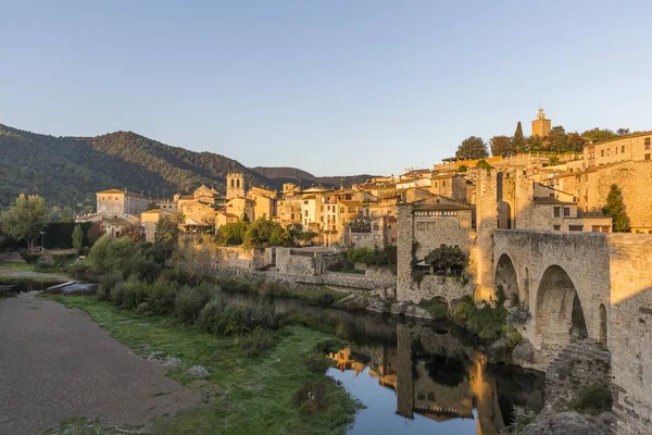La ciudad medieval de Besalu al amanecer — Foto de Stock