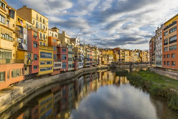 Kolorowe domy, nad brzegiem rzeki Onyar w mieście Girona — Zdjęcie stockowe