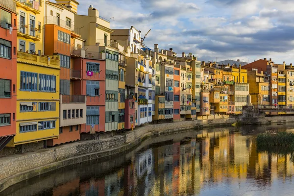 Kolorowe domy, nad brzegiem rzeki Onyar w mieście Girona — Zdjęcie stockowe