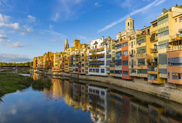 Maisons colorées sur les rives de la rivière Onyar à Gérone — Photo