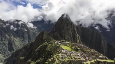 Machu Picchu bulutlar