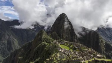 Machu Picchu bulutlar