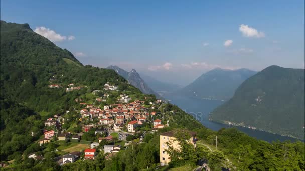 BRE dorp en Lugano lake bij zonsondergang, Zwitserland — Stockvideo