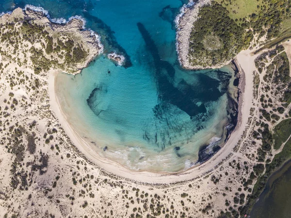 Vista aérea da Praia da Voidokilia, uma praia popular em Messinia, na área mediterrânea — Fotografia de Stock