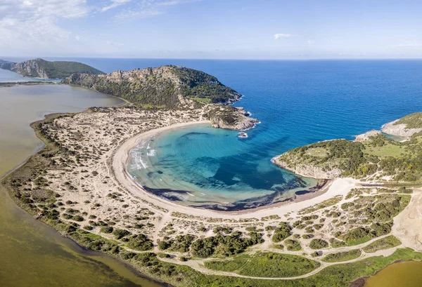 Vista aérea da Praia da Voidokilia, uma praia popular em Messinia, na área mediterrânea — Fotografia de Stock