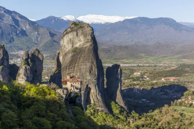 Büyük taş sütunlar ve Meteora Rousanou Manastırı