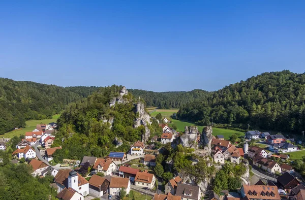 Almanya 'daki Franconian İsviçre' nin bir sembolü olan Tuechersfeld köyünün hava manzarası — Stok fotoğraf