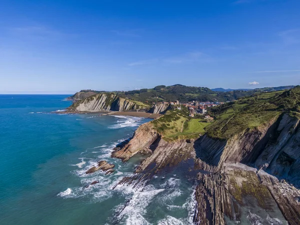 Vue aérienne des formations rocheuses de la plage de Zumaia ou Itzurun en Espagne — Photo