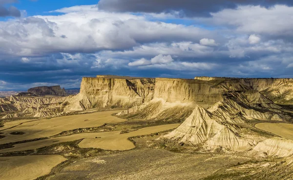 西班牙日落时Bardenas Reales半沙漠自然区的空中景观 — 图库照片