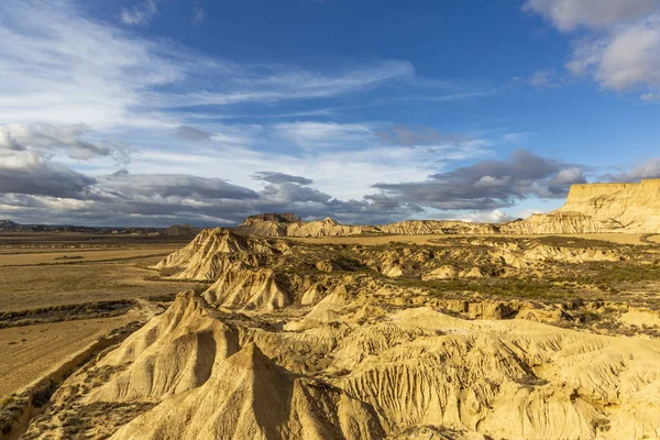 Vista aérea de la región natural semidesértica de Bardenas Reales al atardecer en España — Foto de Stock