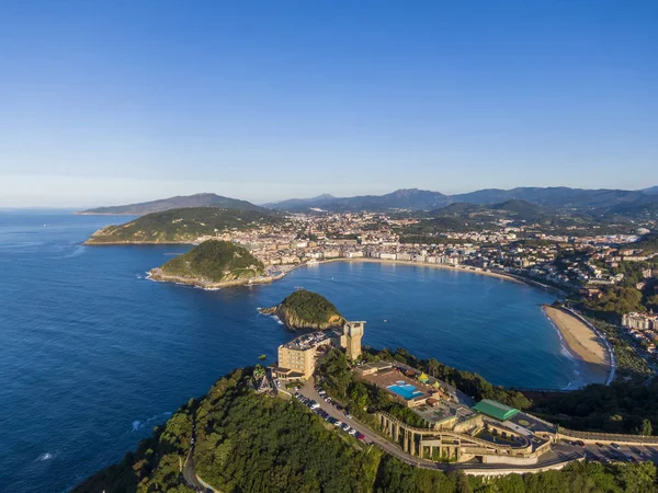 Vue aérienne de la baie de Concha dans la ville côtière de San Sebastian, Espagne — Photo