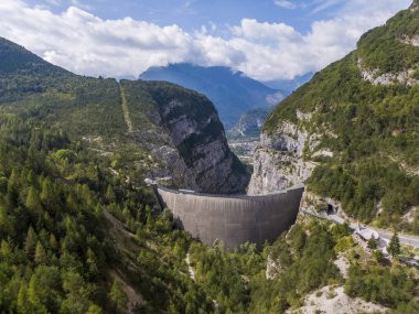 İtalya 'daki Vajont Barajı' nın havadan görünüşü