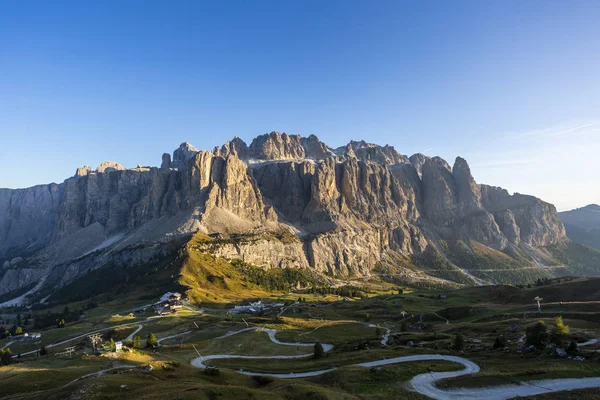 Вид на перевал Гардена і група Селла з Піз де Сір, Італія — стокове фото