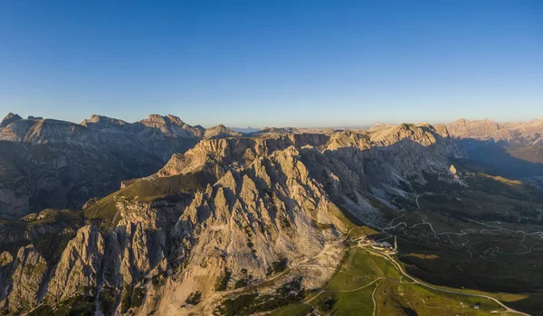 Вид з повітря на гірський хребет Пізес - де - Сір і перевал Гардена (Італія). — стокове фото
