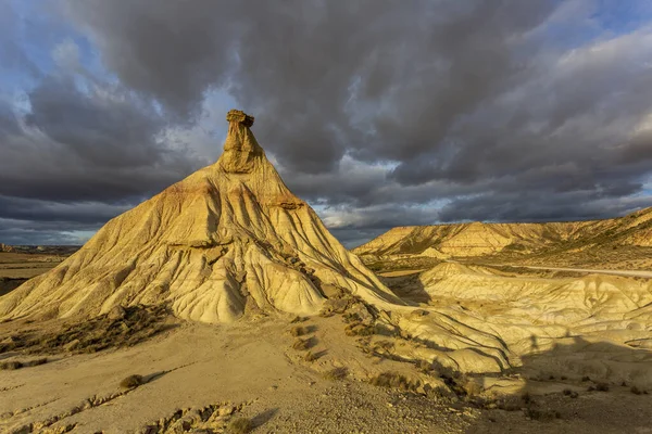 Bardenas Reales 'te Cabezo de Castildetierra kumtaşı oluşumu İspanya' nın yarı çöl doğal bölgesi.