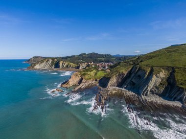 İspanya 'daki Zumaia veya Itzurun sahillerindeki kaya oluşumlarının hava görüntüsü
