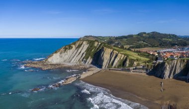 İspanya 'daki Zumaia veya Itzurun sahillerindeki kaya oluşumlarının hava görüntüsü
