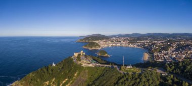 San Sebastian kıyı şehrindeki Concha Körfezi 'nin havadan görünüşü, İspanya