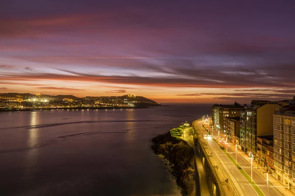 Vue du soir d'une ville côtière de Corogne en Galice — Photo