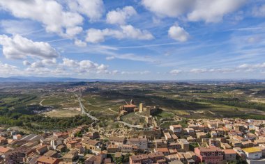 İspanya 'nın La Rioja eyaletindeki San Vicente de la Sonsierra köyünün hava manzarası