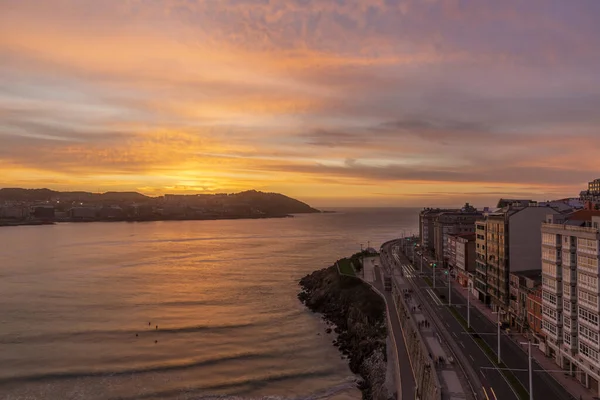 Galiçya 'daki bir Coruna sahil şehrinin akşam manzarası — Stok fotoğraf