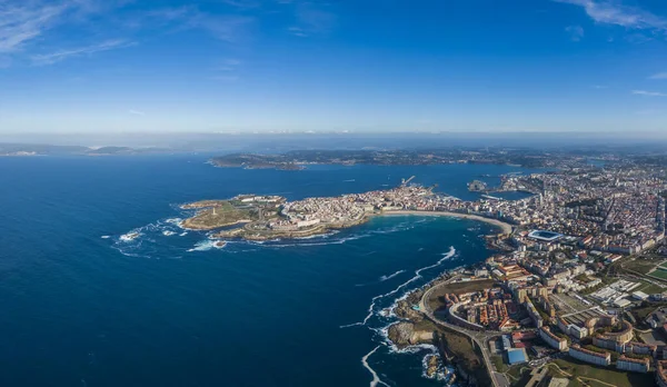 Galiçya 'daki bir Coruna sahil şehrinin havadan görünüşü