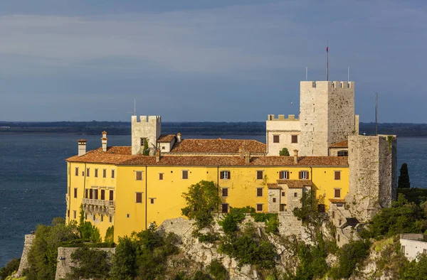 Château Duino, une fortification du XIVe siècle située près de Trieste — Photo