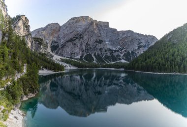 İtalya, Braies Gölü 'ndeki Seekofel Dağı' nın güzel yansıması.