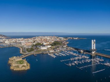 Galiçya 'daki A Coruna ve San Anton Kalesi' nin havadan görünüşü
