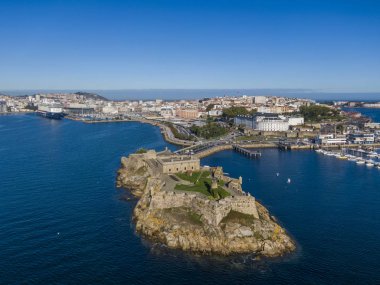 Galiçya 'daki A Coruna ve San Anton Kalesi' nin havadan görünüşü
