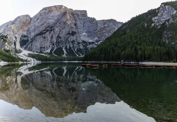Hermoso reflejo de la montaña Seekofel en el lago Braies, Italia —  Fotos de Stock