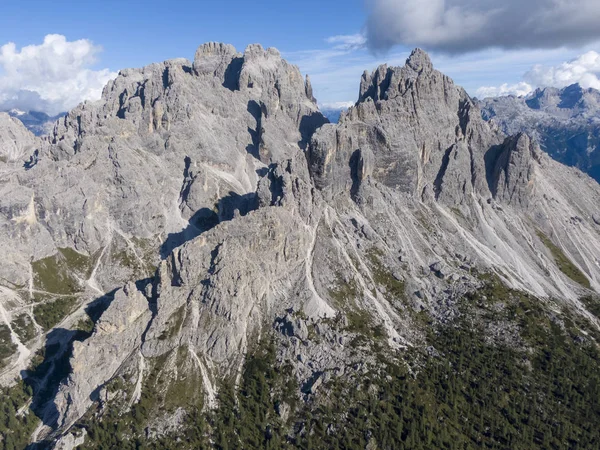 Повітряний вид на гори через гірську станцію Кол - де - Варда в Італії. — стокове фото