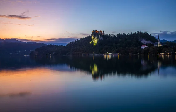 Vista do pôr-do-sol do lago Bled e do castelo — Fotografia de Stock