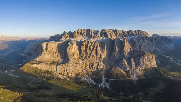 Вид з повітря на гірський перевал Гардена і групу Селла, Італія — стокове фото