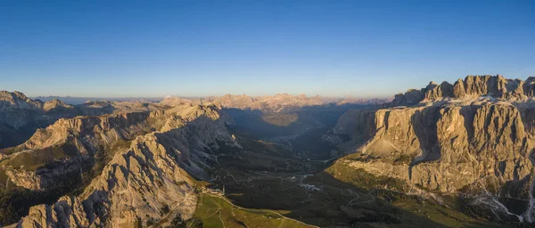 Вид з повітря на гірський хребет Пізес-де-Сір, перевал Гардена і група Селла, Італія — стокове фото