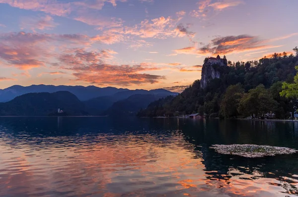 Vista do pôr-do-sol do lago Bled e do castelo — Fotografia de Stock