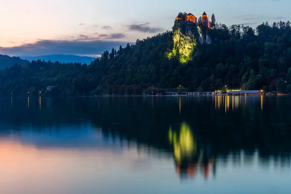 Vista do pôr-do-sol do lago Bled e do castelo — Fotografia de Stock