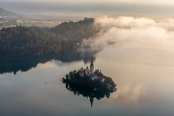 Letecký pohled na ostrov a hrad Bled při východu slunce — Stock fotografie