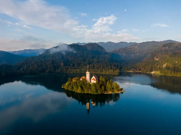 Vista aérea da ilha de Bled pela manhã — Fotografia de Stock