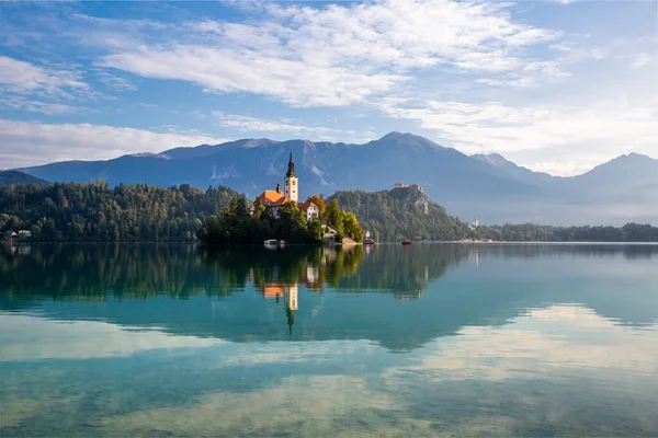 Belo reflexo da ilha de Bled e castelo no lago Bled — Fotografia de Stock