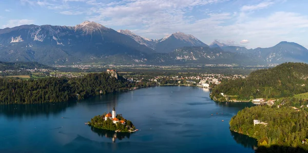 Vista aérea da ilha e do castelo de Bled — Fotografia de Stock